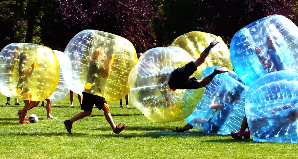 Zorb Soccer Jouer au foot enfermé dans une gigantesque bulle