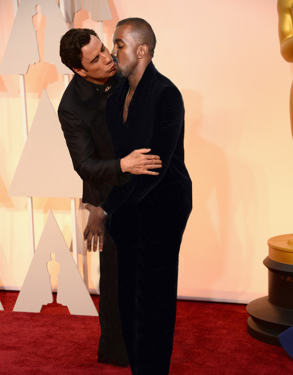 http://www.yzgeneration.com/wp-content/uploads/2015/02/John-Travolta-Embrasse-Scarlett-Johansson-Oscars-4.jpg