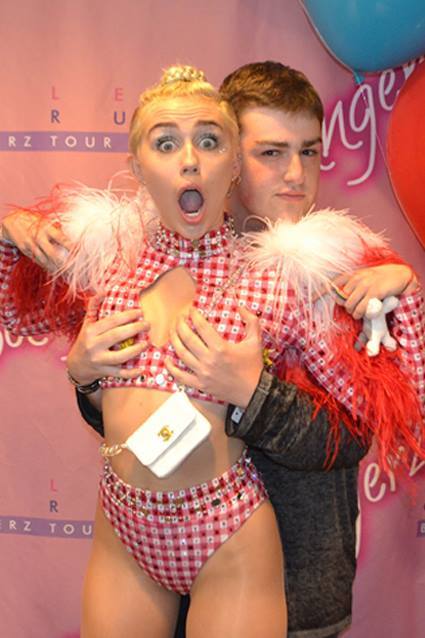 Miley-Cyrus-Boobs-Fan-1
