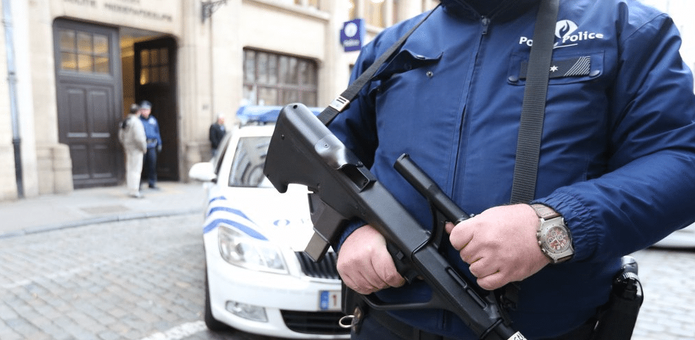Attentats-Bruxelles-Paris-Arrestation-Homme-Chapeau-2