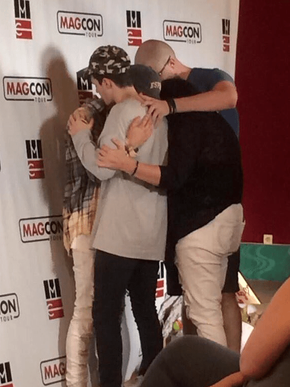 Magcon-Paris-Cameron-Dallas-Pleure-Fans-5